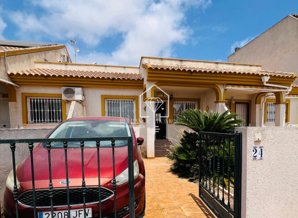 Resale - Townhouse - Daya Nueva