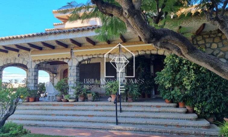Villa / Detached house - Sale - Alicante - Vistahermosa