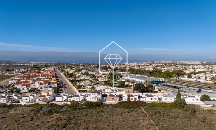 Segunda mano - Detached villa - Torrevieja - Urbanización San Luis