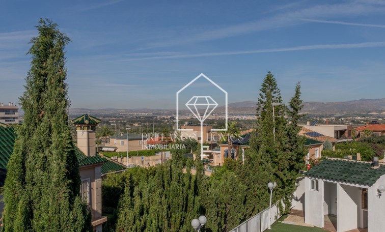 Segunda mano - Chalet - Los Arenales del Sol - Arenales